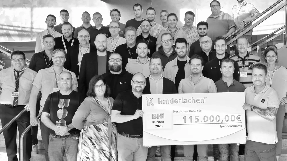 Kinderlachen-Gala 2023 Gruppe mit Spendencheck