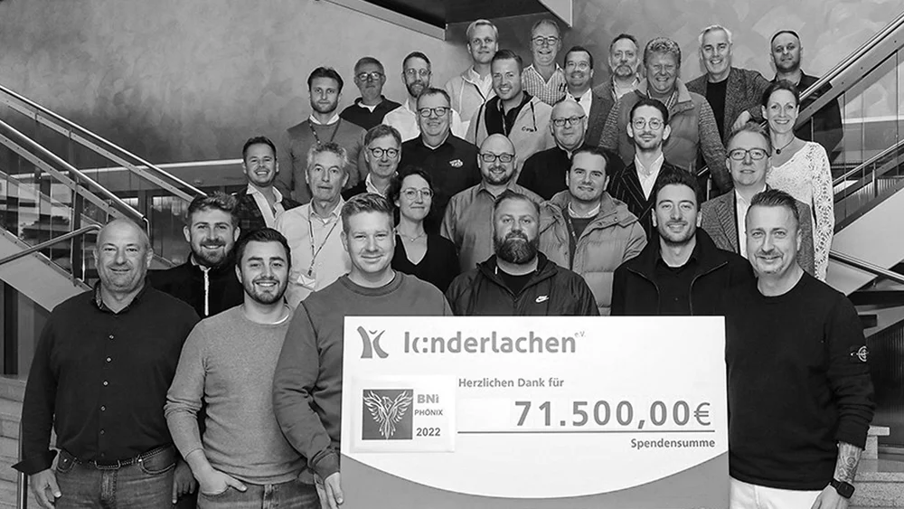 Kinderlachen-Gala 2022 Foto mit Checkübergabe